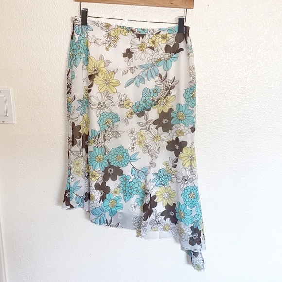 Michele White Floral Asymmetrical Summery Skirt - Picture 1 of 9